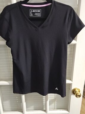 ❤️ Artic Cool Women’s Black V-Neck Performance Top.      Sz M. EUC
